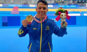 Nelson Crispín ganó el oro en natación, rompiendo el récord mundial