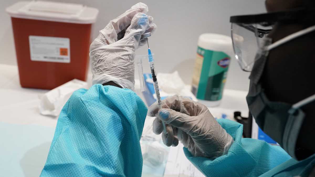 ¿Por qué se aplicará una tercera dosis de la vacuna contra el COVID en Colombia?