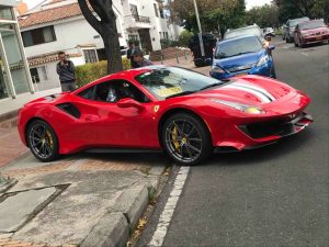 ¿Qué tan costoso es un Ferrari en Colombia?