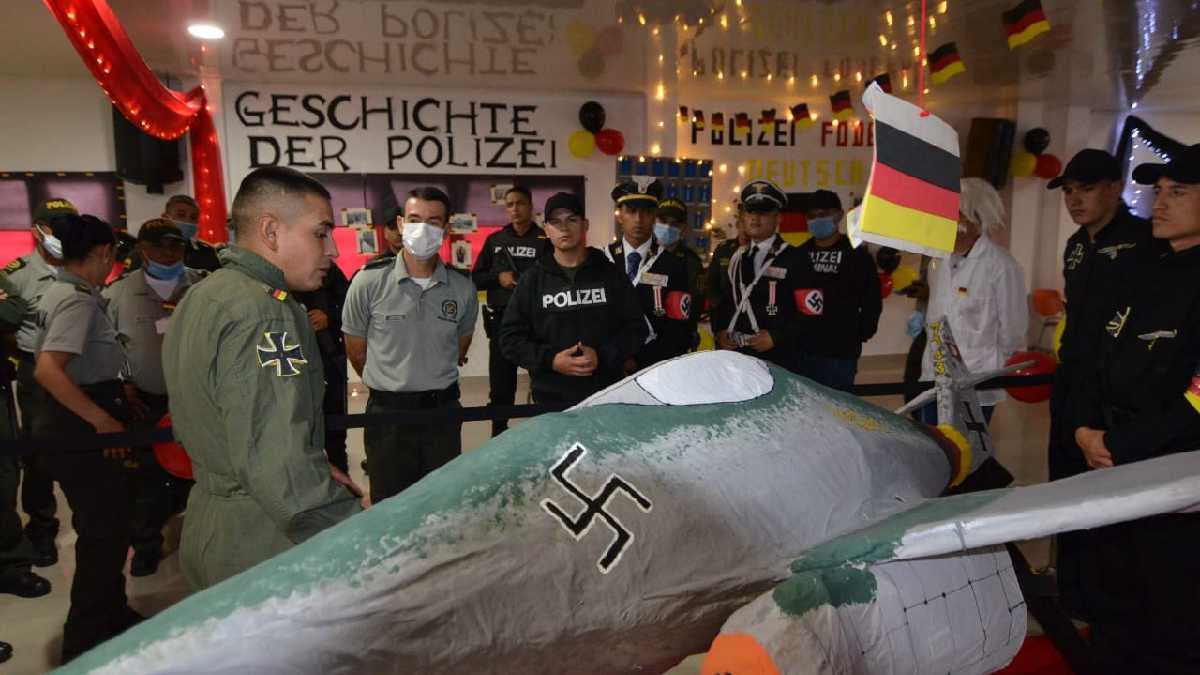 Estudiantes ofrecen dar clases de historia a la Policía
