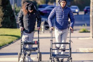 ¡Asombroso! Parapléjicos vuelven a caminar tras recibir implante electrónico
