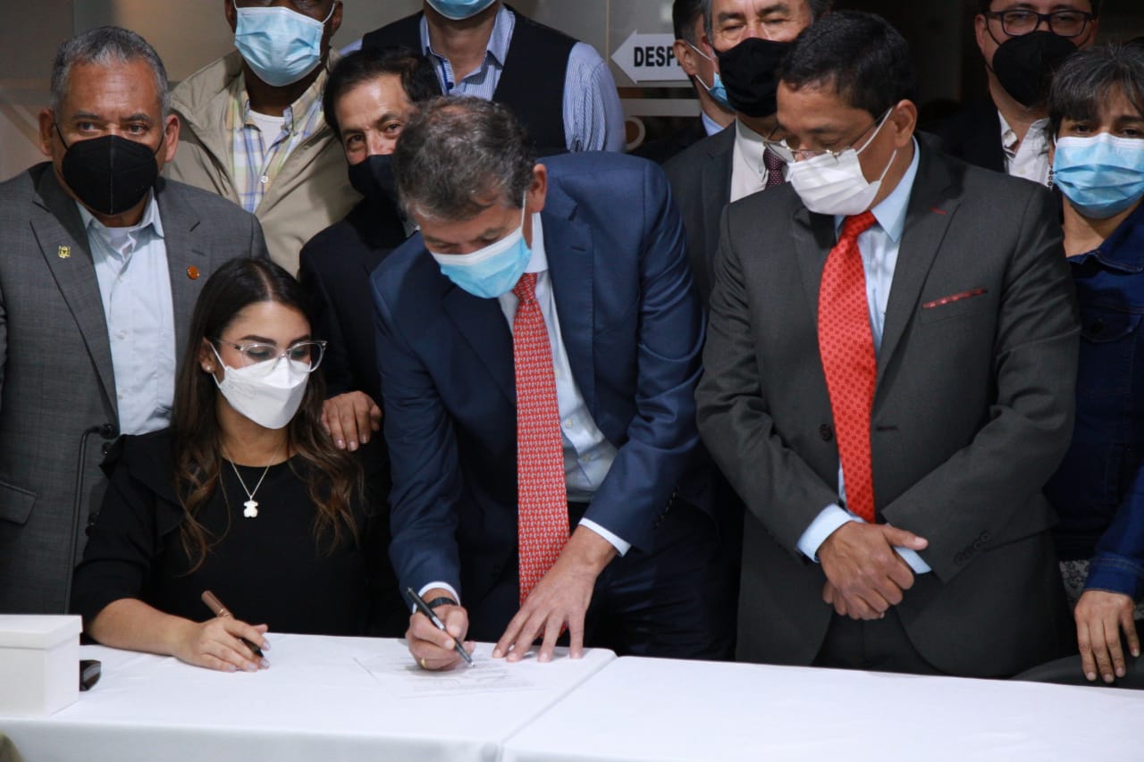 Gobierno oficializó aumento salarial para servidores públicos