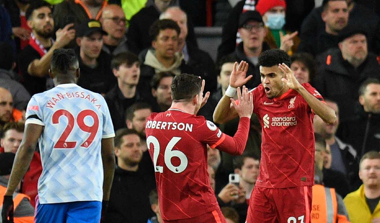 Luis Díaz marca y asiste ante el Manchester United