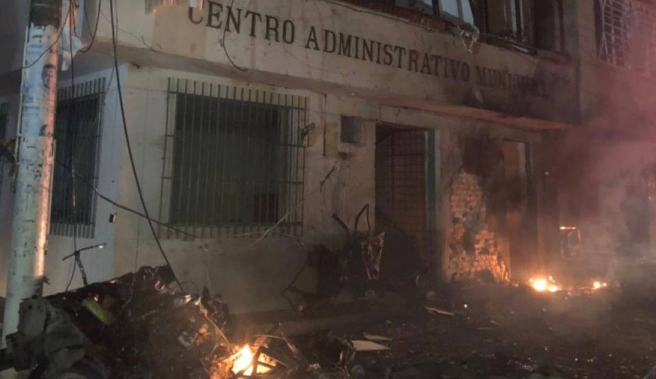Carro bomba explotó en la Alcaldía de Argelia, Cauca