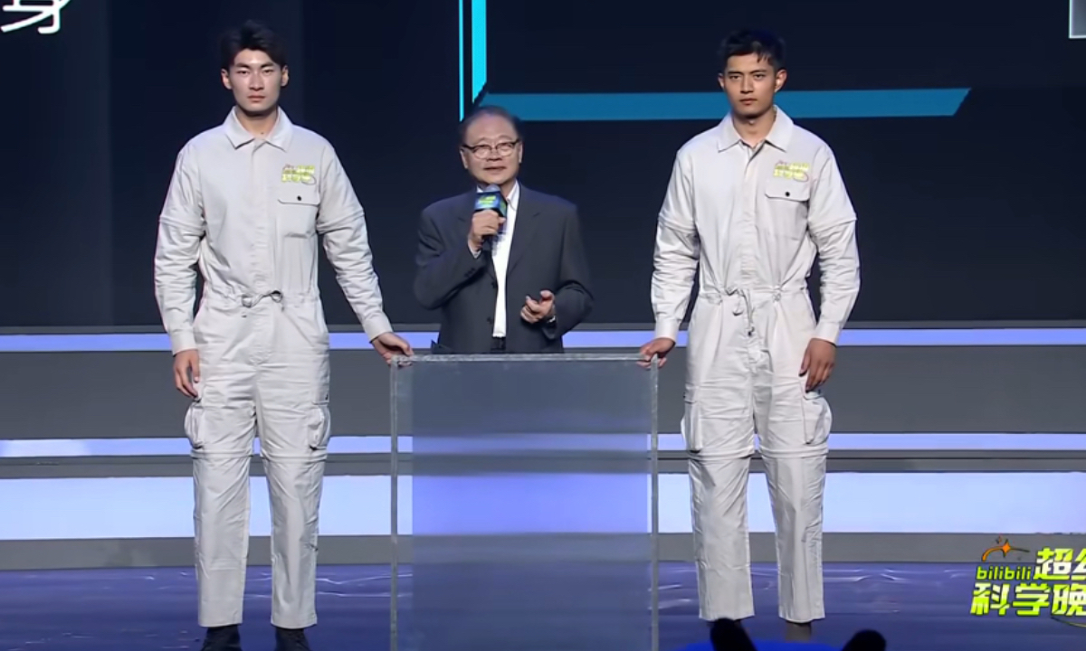 Avances Científicos en Invisibilidad: Chu Junhao Presenta Innovadora "Capa de Invisibilidad" en la Super Noche de la Ciencia