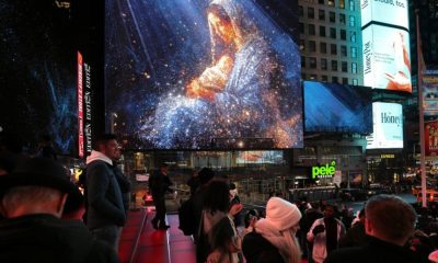 Un Momento Histórico en Nueva York: Times Square y la Quinta Avenida Resplandecen con un Mensaje Navideño sin Precedentes