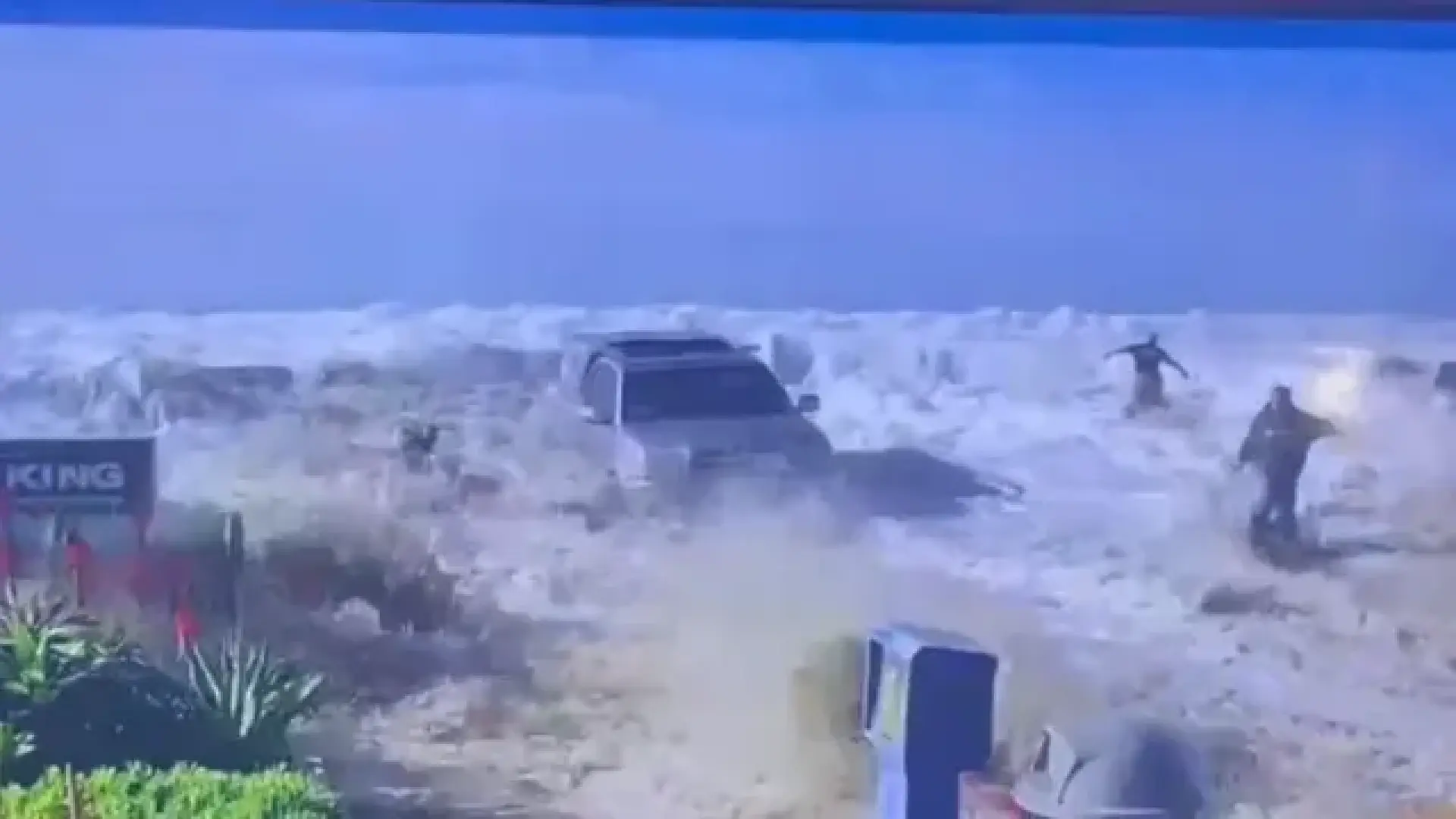 aos en Ventura, California: Ola Gigante Deja Ocho Heridos tras Traspasar Rompeolas