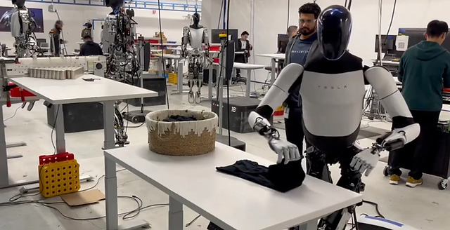 Elon Musk Revela Avances de Optimus Bot: Tesla Aspira a Autonomía Completa para 2024