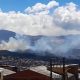 Habitantes del suroriente de Bogotá han reportado un incendio cerca del parque ecológico Entrenubes, generando preocupación por la preservación del entorno natural. El alcalde Carlos Fernando Galán ha declarado que bomberos de seis estaciones y un helicóptero están desplegados para contener las llamas y evitar daños mayores en esta importante reserva ecológica de la ciudad.