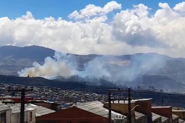 Habitantes del suroriente de Bogotá han reportado un incendio cerca del parque ecológico Entrenubes, generando preocupación por la preservación del entorno natural. El alcalde Carlos Fernando Galán ha declarado que bomberos de seis estaciones y un helicóptero están desplegados para contener las llamas y evitar daños mayores en esta importante reserva ecológica de la ciudad.