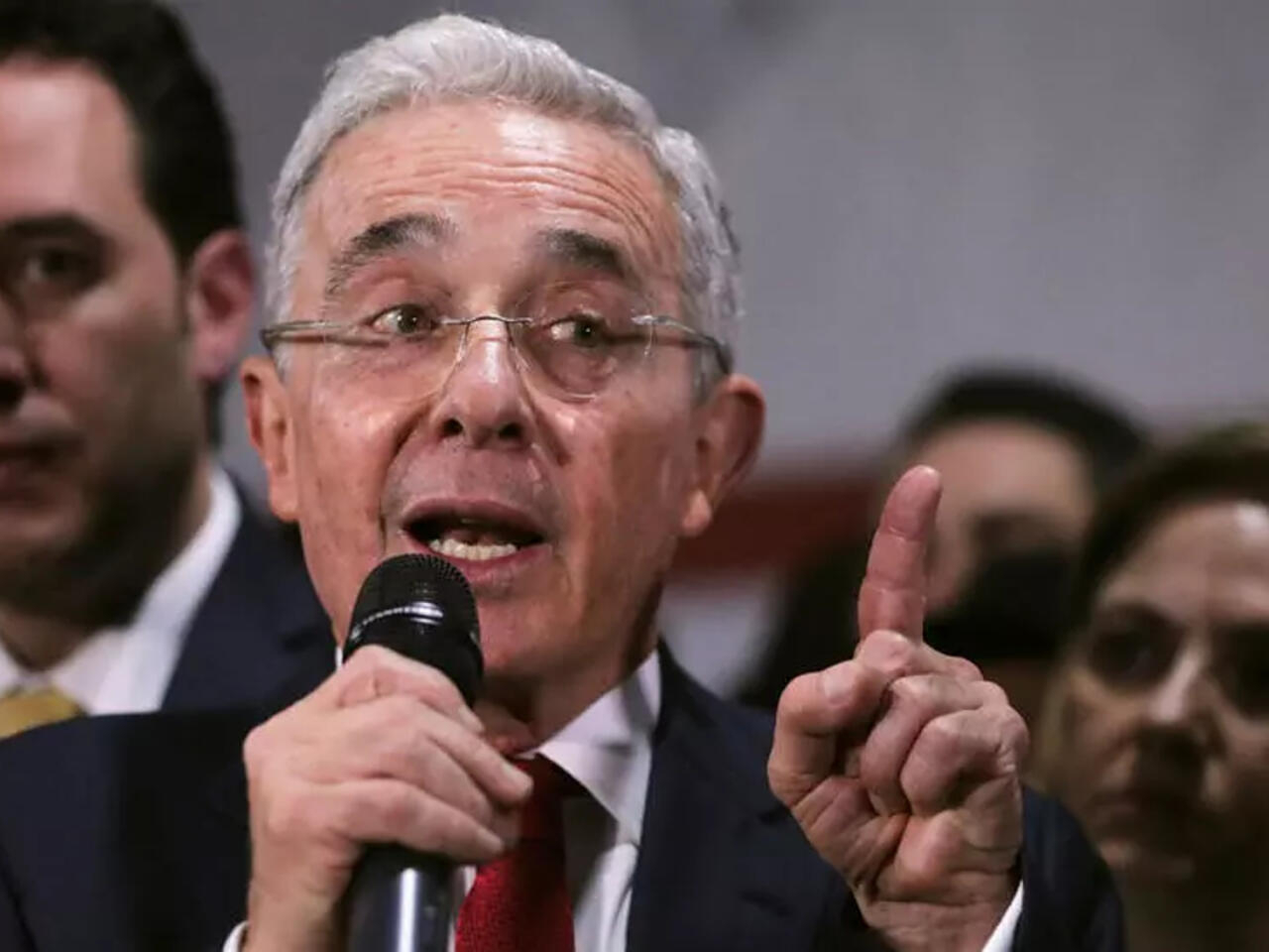 Álvaro Uribe: Firme Defensa a su Hermano Frente a Acusaciones Paramilitares