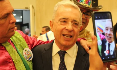 Álvaro Uribe: Reconocimiento en Florida y Vibrante Encuentro con sus Raíces al Bailar Mapalé en EE. UU