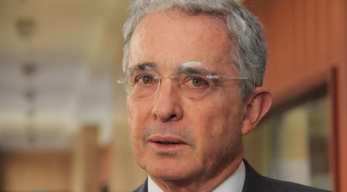 Renuncia del Fiscal Víctor Salcedo en el Caso Uribe: Desafíos de Imparcialidad y Conexiones Políticas Generan Incertidumbre Judicial en Colombia