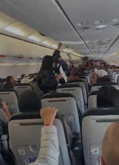 Escándalo en Vuelo de Avianca: Pasajera Desata Caos y Retrasos en Vuelo Bogotá-Medellín