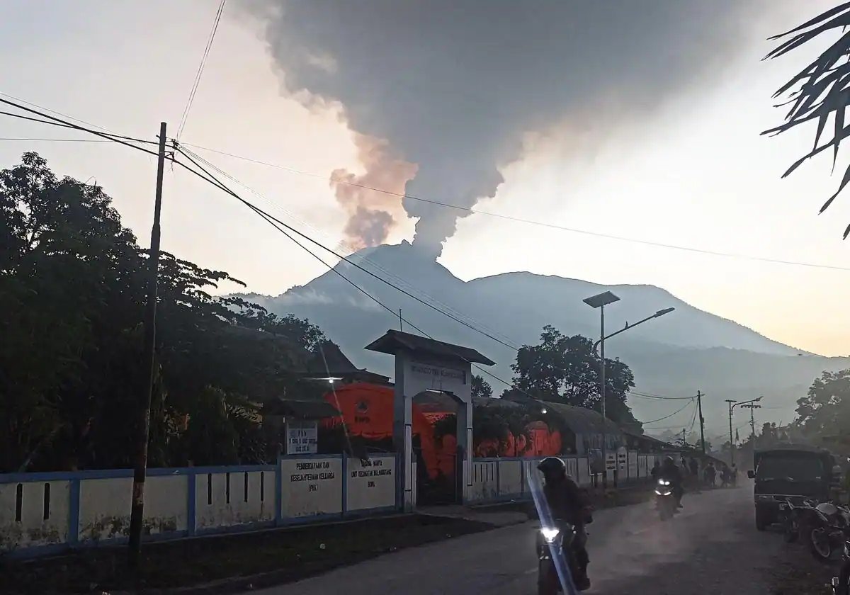 Indonesia: Erupción del Volcán Lewotobi Obliga la Evacuación de Cerca de 1.200 Personas