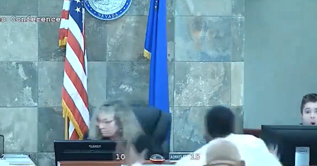 Inquietante Ataque en la Sala de Justicia de Las Vegas: Hombre Embiste a Jueza durante Audiencia de Sentencia