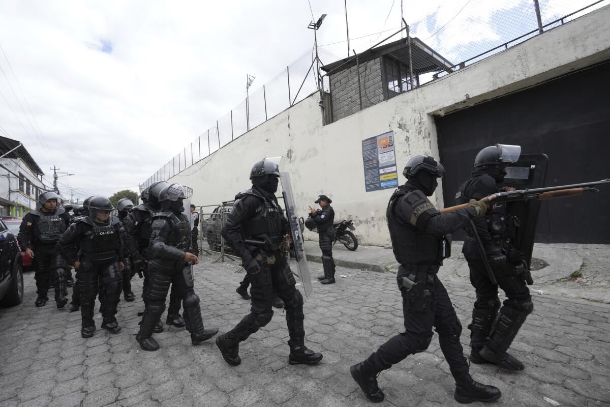 Presidente de Ecuador, Daniel Noboa, lidera acciones decisivas para restablecer el orden en cárceles