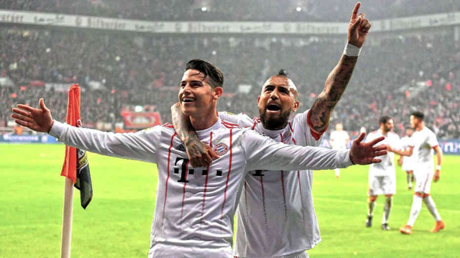 Hinchas de Colo Colo instan a Arturo Vidal a convencer a James Rodríguez de fichar en el club chileno