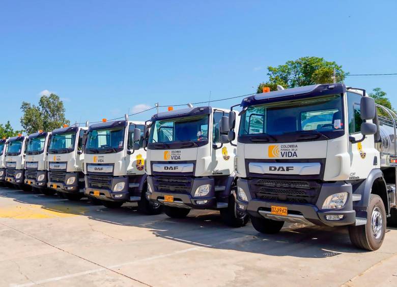 El vicecontralor Carlos Mario Zuluaga ha elevado a nivel nacional las preocupaciones sobre la adquisición de 40 carrotanques para abastecer agua en Uribia, La Guajira. La Unidad de Investigaciones y Lucha contra la Corrupción dirigirá una investigación especial, centrada en los últimos cuatro años de contratación de la entidad. El contralor general en funciones ha iniciado un proceso de responsabilidad fiscal contra exfuncionarios de la Ungrd y representantes legales de empresas involucradas en la licitación. Se estima un sobrecosto de más de 7.760 millones de pesos. Las indagaciones revelan posibles conflictos de interés entre las empresas cotizantes, sugiriendo falta de competencia. Medidas cautelares se decretarán contra los implicados.