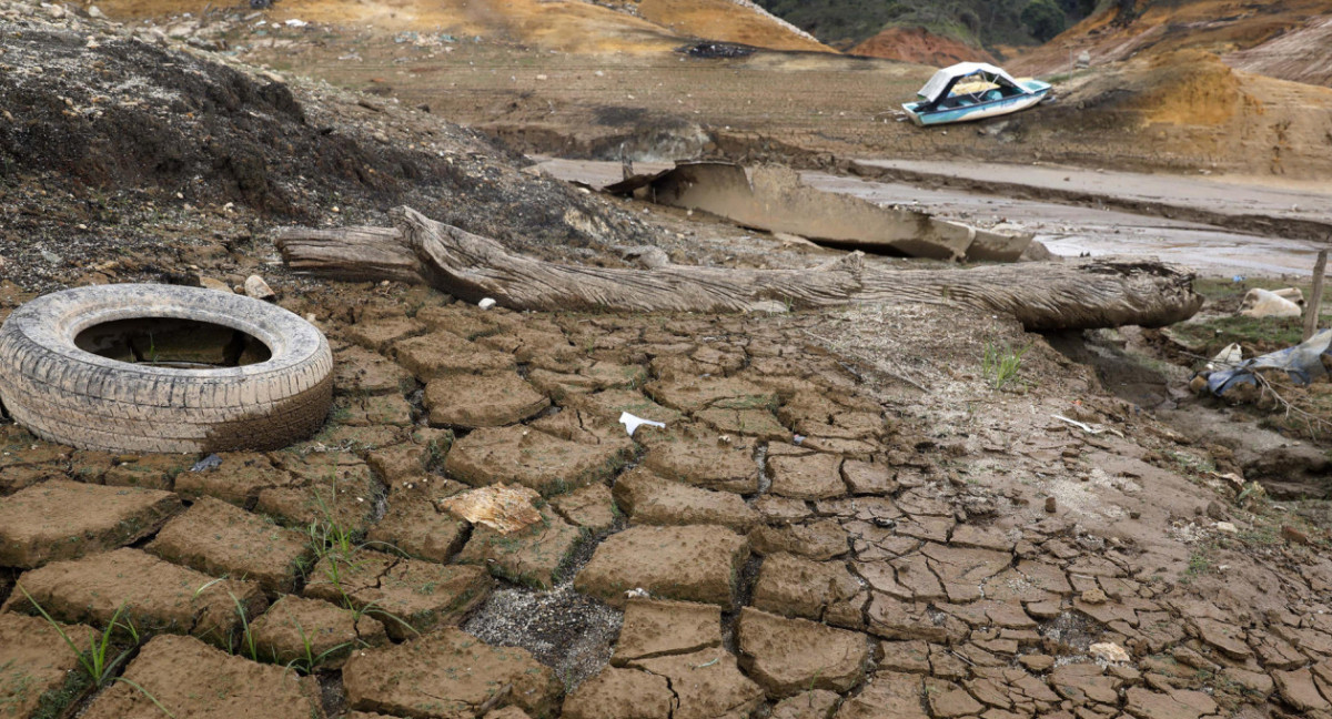 Impacto Devastador: Sequía por El Niño Transforma Guatapé en un Desolador Paisaje