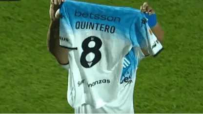 Roger Martínez Brilló en la Cancha y en el Corazón: Dedicatoria Especial a Juanfer Quintero