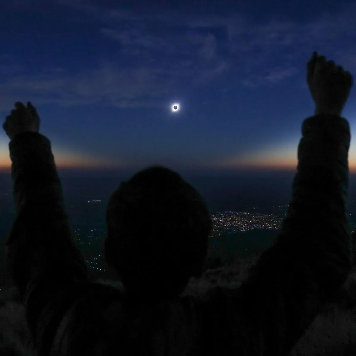 Mazatlán, México, se Sumerge en la Oscuridad durante el Eclipse Solar