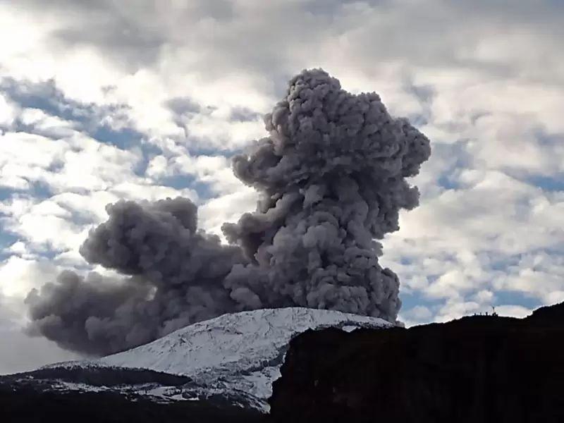 Alerta por Emisión de Ceniza del Volcán Nevado del Ruiz: Precaución y Seguimiento de Autoridades Necesario