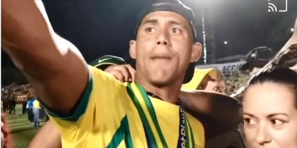 Escándalo en Bucaramanga: Hincha Roba a Jugador en Plena Celebración