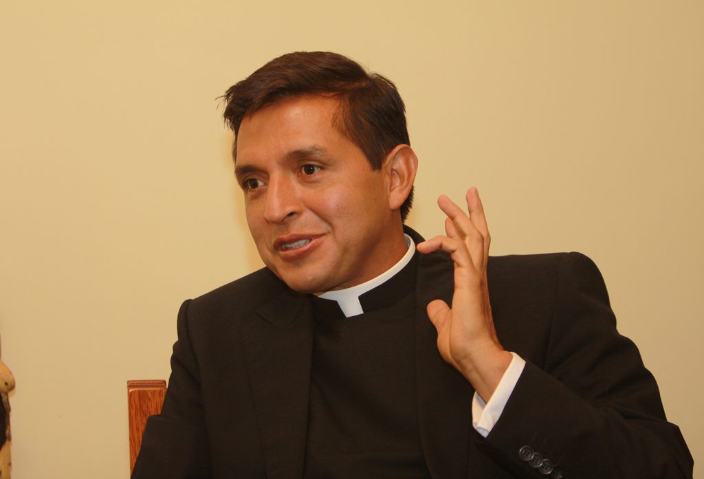 Padre Chucho Abandona Colombia Debido a Amenazas: “Prefiero Callar y Tomar Distancia”
