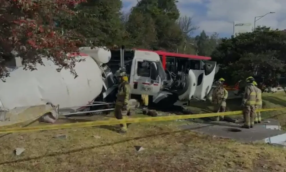 Accidente de Camión y Bus de Transmilenio Colapsa Vía en Suba, Bogotá: 20 Lesionados