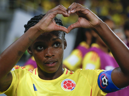 Linda Caicedo lidera la victoria que lleva a la Selección Colombia Femenina Sub-20 a los cuartos de final, donde enfrentará a Francia o Países Bajos. Reescritura de la noticia: Con un gol decisivo de Linda Caicedo, la Selección Colombia Femenina Sub-20 logró una victoria crucial de 1-0 frente a Corea del Sur, asegurando su pase a los cuartos de final del Mundial Sub-20 2024. El encuentro se disputó en el Estadio Pascual Guerrero, donde miles de hinchas colombianos presenciaron un partido lleno de emoción y entrega por parte de las jugadoras. Desde el inicio del encuentro, Colombia dominó la posesión del balón y generó varias oportunidades de gol, pero fue Caicedo quien se encargó de marcar la diferencia con un potente disparo que dejó sin opciones a la arquera surcoreana. La defensa colombiana se mantuvo firme, neutralizando los intentos de Corea del Sur de igualar el marcador. Con esta victoria, el equipo cafetero avanza a la siguiente fase del torneo, donde enfrentará a Francia o Países Bajos el próximo domingo en el mismo estadio. La victoria ha desatado la euforia entre los aficionados, que ya sueñan con ver a Colombia luchar por un puesto en la final.