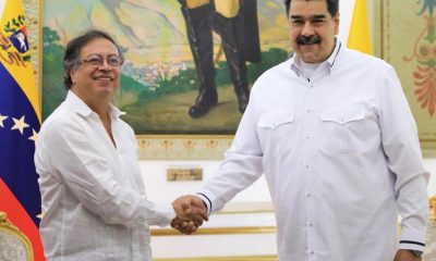 Colombia aún no confirma la asistencia del presidente Petro y exige transparencia en las actas de elección en Venezuela. Reescritura de la Noticia (200+ palabras): El presidente de Colombia, Gustavo Petro, ha recibido una invitación oficial para asistir a la toma de posesión de Nicolás Maduro, prevista para el próximo 10 de enero en Caracas. La invitación se ha extendido en medio de un contexto político sensible, ya que las elecciones en Venezuela han generado inquietudes y debates internacionales. A pesar de recibir la invitación, el gobierno colombiano aún no ha confirmado la participación de Petro en el evento. Desde el Ejecutivo colombiano, se ha enfatizado la importancia de la transparencia en las actas de elección venezolanas, un punto que se considera crucial para legitimar el proceso electoral en el país vecino. La solicitud de transparencia responde a preocupaciones sobre la validez y claridad del proceso electoral llevado a cabo en Venezuela. La relación entre Colombia y Venezuela ha sido históricamente compleja, pero desde la llegada de Petro al poder, ha habido intentos por fortalecer la diplomacia y el diálogo entre ambos países. La posible asistencia de Petro a la toma de posesión de Maduro podría marcar un nuevo capítulo en las relaciones bilaterales, siempre que las demandas de transparencia sean abordadas satisfactoriamente por el gobierno venezolano. La decisión final del gobierno colombiano sobre la asistencia a este evento se espera en los próximos días, mientras se aguarda más información sobre el proceso electoral en Venezuela.