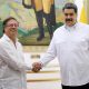 Colombia aún no confirma la asistencia del presidente Petro y exige transparencia en las actas de elección en Venezuela. Reescritura de la Noticia (200+ palabras): El presidente de Colombia, Gustavo Petro, ha recibido una invitación oficial para asistir a la toma de posesión de Nicolás Maduro, prevista para el próximo 10 de enero en Caracas. La invitación se ha extendido en medio de un contexto político sensible, ya que las elecciones en Venezuela han generado inquietudes y debates internacionales. A pesar de recibir la invitación, el gobierno colombiano aún no ha confirmado la participación de Petro en el evento. Desde el Ejecutivo colombiano, se ha enfatizado la importancia de la transparencia en las actas de elección venezolanas, un punto que se considera crucial para legitimar el proceso electoral en el país vecino. La solicitud de transparencia responde a preocupaciones sobre la validez y claridad del proceso electoral llevado a cabo en Venezuela. La relación entre Colombia y Venezuela ha sido históricamente compleja, pero desde la llegada de Petro al poder, ha habido intentos por fortalecer la diplomacia y el diálogo entre ambos países. La posible asistencia de Petro a la toma de posesión de Maduro podría marcar un nuevo capítulo en las relaciones bilaterales, siempre que las demandas de transparencia sean abordadas satisfactoriamente por el gobierno venezolano. La decisión final del gobierno colombiano sobre la asistencia a este evento se espera en los próximos días, mientras se aguarda más información sobre el proceso electoral en Venezuela.
