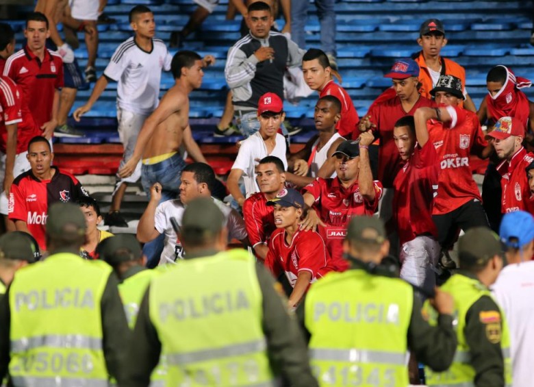 Recompensa de 30 millones por captura de hinchas violentos tras disturbios en la final de la Copa Colombia