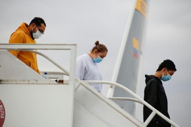 Colombianos deportados de EE. UU. llegan en vuelos de la Fuerza Aeroespacial Colombiana