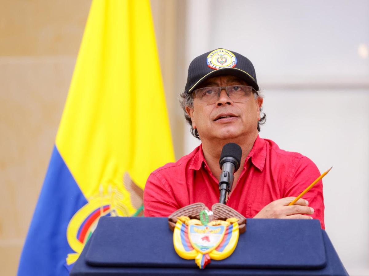 Gustavo Petro suspende diálogos de paz con el ELN tras acusaciones de crímenes de guerra