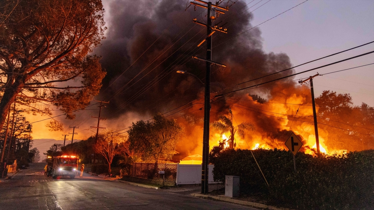 Aumenta a 24 el número de víctimas por los devastadores incendios en Los Ángeles