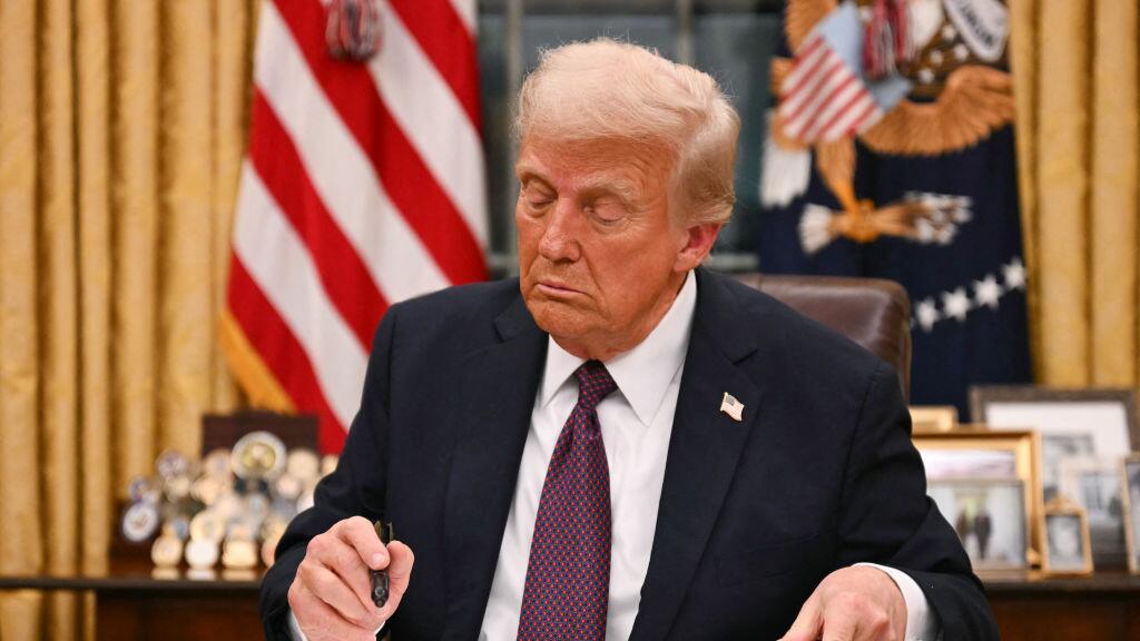 Donald Trump Firma Orden para Negar Ciudadanía por Nacimiento: Un Debate Constitucional que Divide a EE. UU.